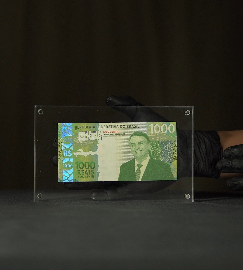 Bolsonaro segurando a Cédula Souvenir